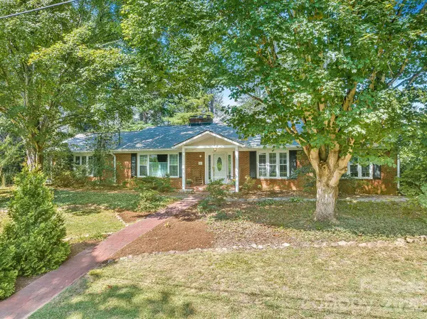 1 Pheasant Ridge DR, Asheville, NC 28804