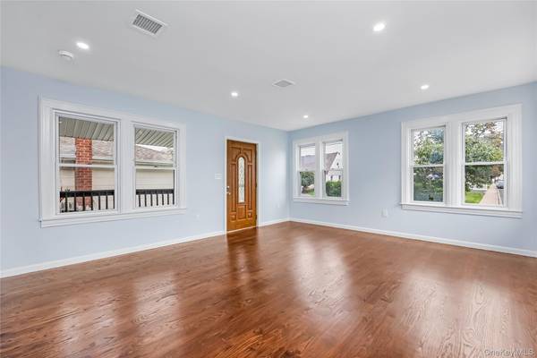 54 W Marshall ST, Hempstead, NY 11550