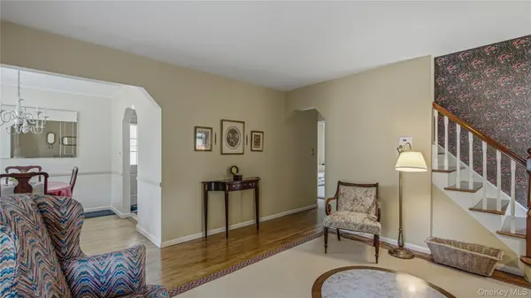65 Stewart AVE, Stewart Manor, NY 11530