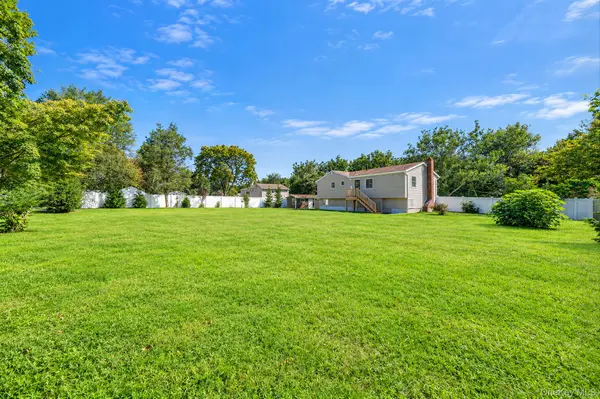 3 Richlee DR, East Northport, NY 11731