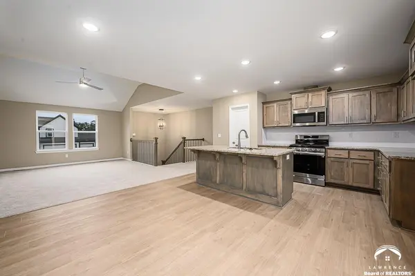 1015 2nd ST, Perry, KS 66073