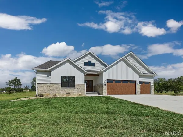 16 Schon Ct., Glen Carbon, IL 62034
