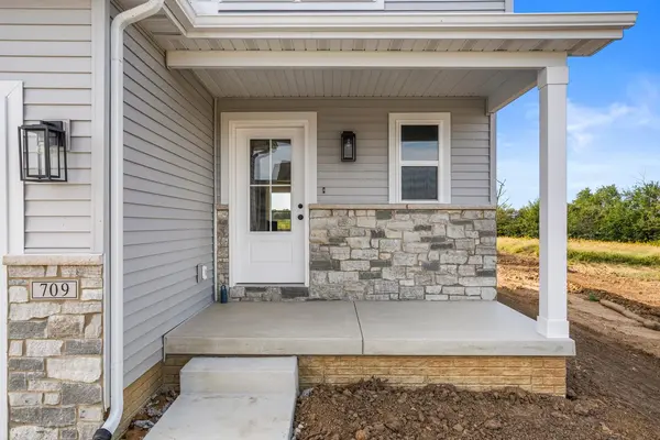 709 Wheatley DR, Mahomet, IL 61853