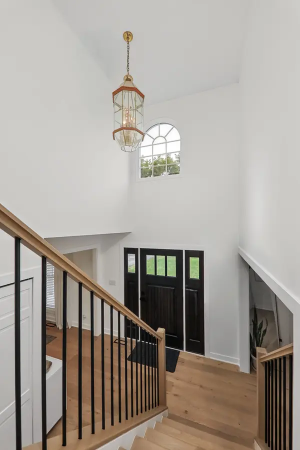28W031 Greenview AVE, Warrenville, IL 60555
