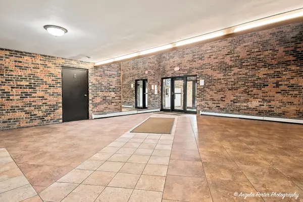 8970 N Parkside AVE #406, Des Plaines, IL 60016