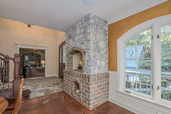 38w301 Burr Road LN, St. Charles, IL 60175