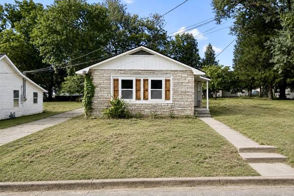 422 4th St, Lawrenceburg, TN 38464