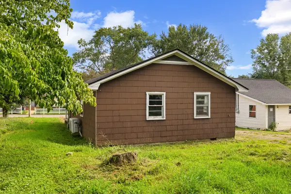 422 4th St, Lawrenceburg, TN 38464