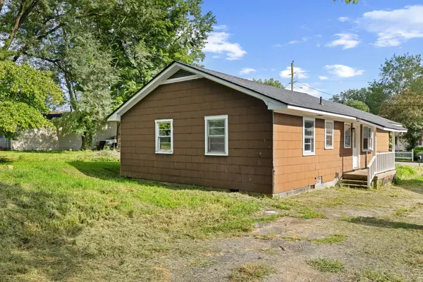 422 4th St, Lawrenceburg, TN 38464