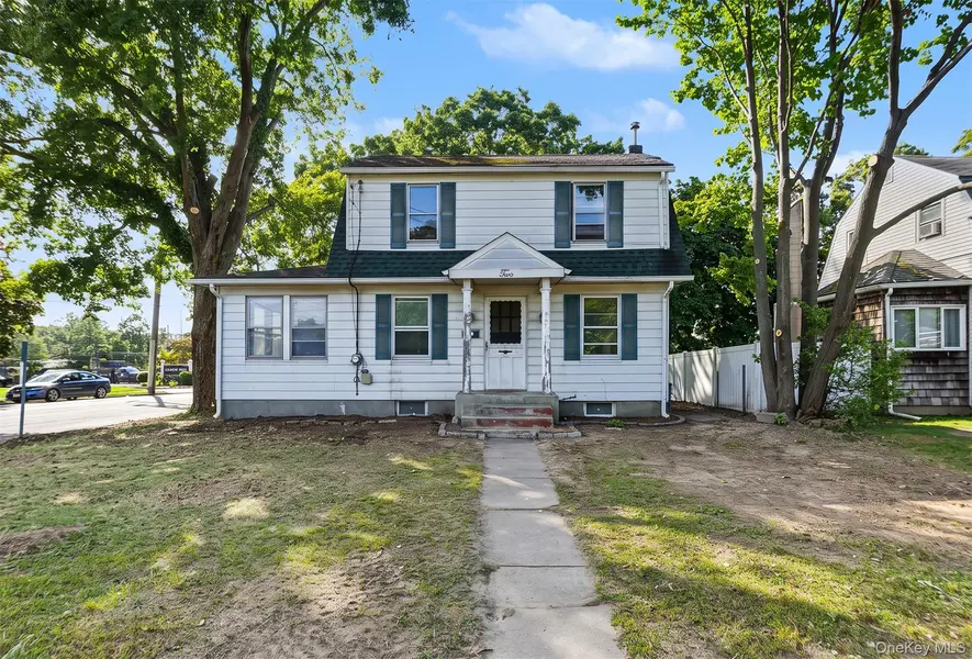 2 Willett AVE, Sayville, NY 11782