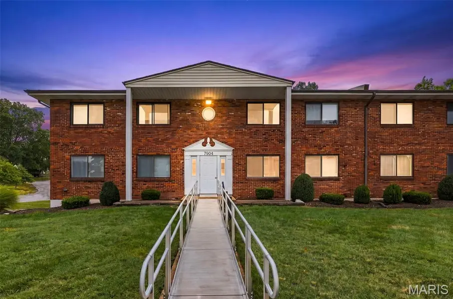 7904 Camelot LN #1, St Louis, MO 63123