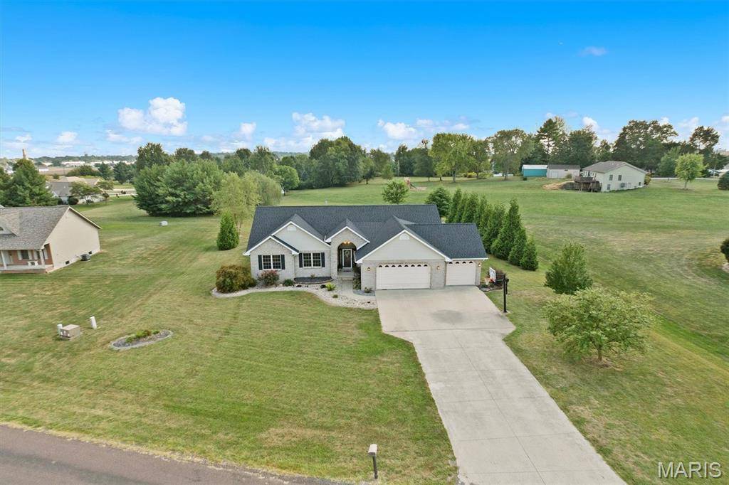 20 Glory DR, Highland, IL 62249