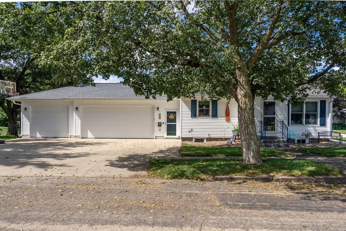 523 12th AVE, De Witt, IA 52742