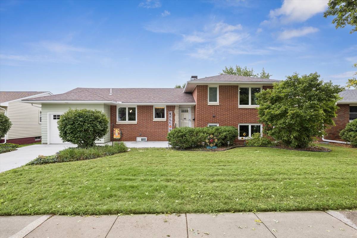 1001 12th ST, De Witt, IA 52742