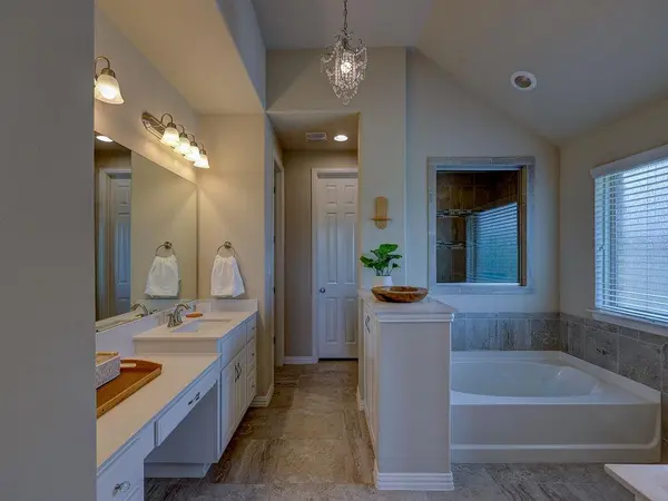 5117 Texas Bluebell DR, Spicewood, TX 78669