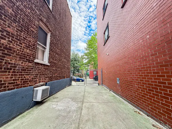 35-46 92nd ST, Jackson Heights, NY 11372