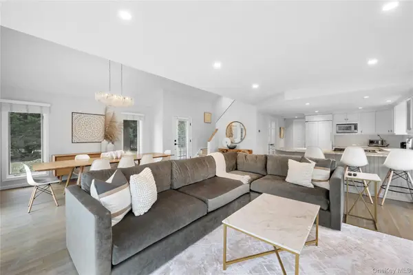 70 Tanners Neck LN, Westhampton, NY 11977