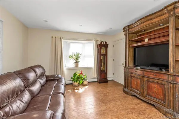 15 Lexington AVE, Westbury, NY 11590
