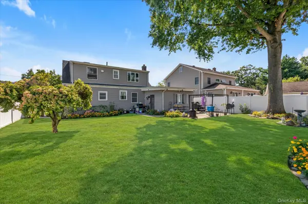 15 Lexington AVE, Westbury, NY 11590