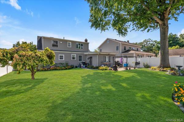 15 Lexington AVE, Westbury, NY 11590