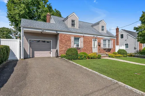 15 Lexington AVE, Westbury, NY 11590