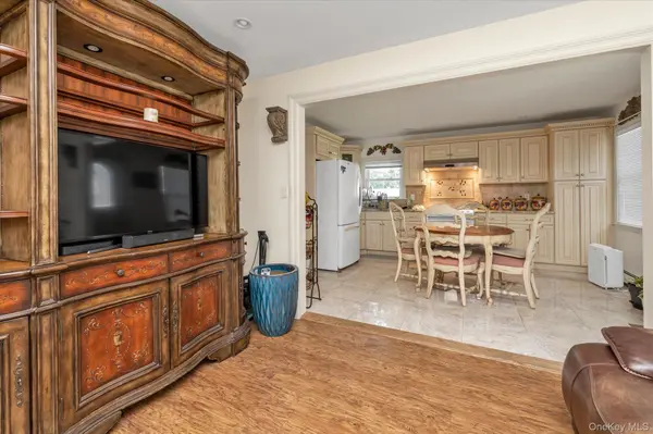 15 Lexington AVE, Westbury, NY 11590