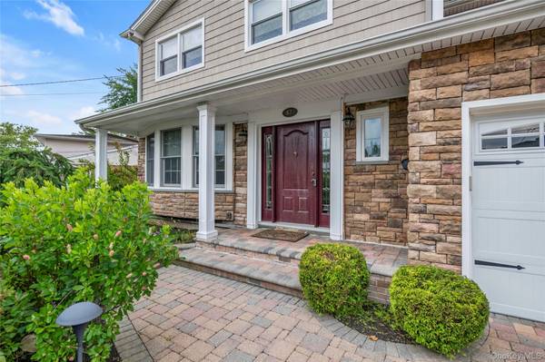 67 Reed DR, Roslyn, NY 11576