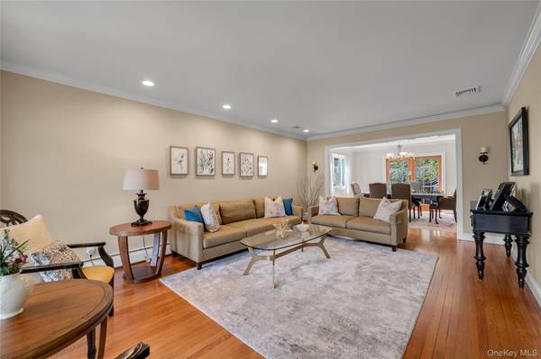 67 Reed DR, Roslyn, NY 11576