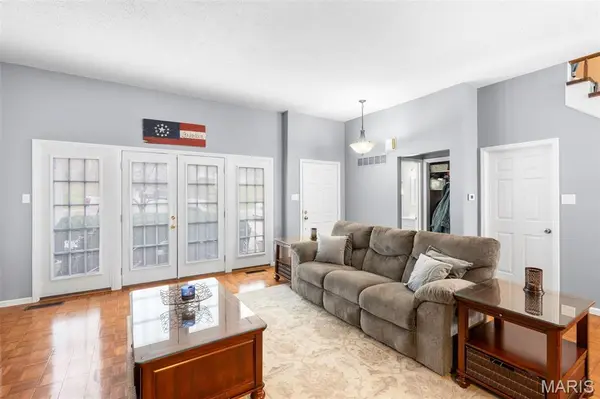 212 Carriage CT, Washington, MO 63090