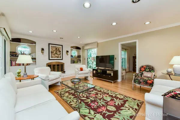 34 Sheffield LN, Oak Brook, IL 60523