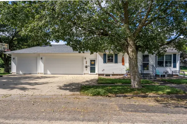 523 12th AVE, De Witt, IA 52742
