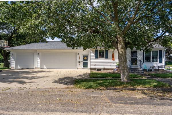 523 12th AVE, De Witt, IA 52742