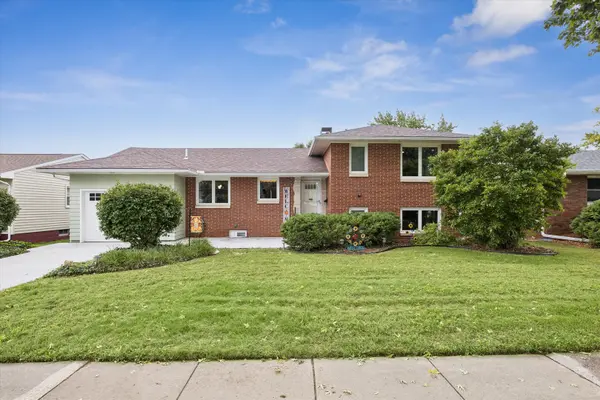 1001 12th ST, De Witt, IA 52742