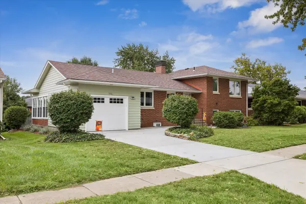 1001 12th ST, De Witt, IA 52742