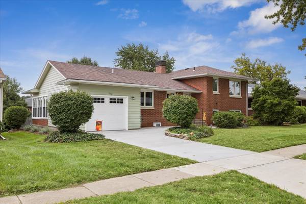 1001 12th ST, De Witt, IA 52742