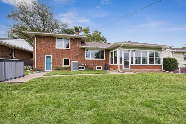 1001 12th ST, De Witt, IA 52742