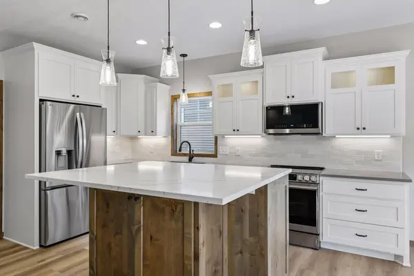752 Somerwood LN, Waconia, MN 55387
