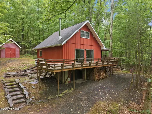 110 W Shore DR, Hawley, PA 18428