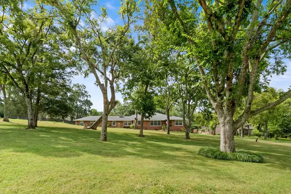 615 W Meade Dr, Nashville, TN 37205