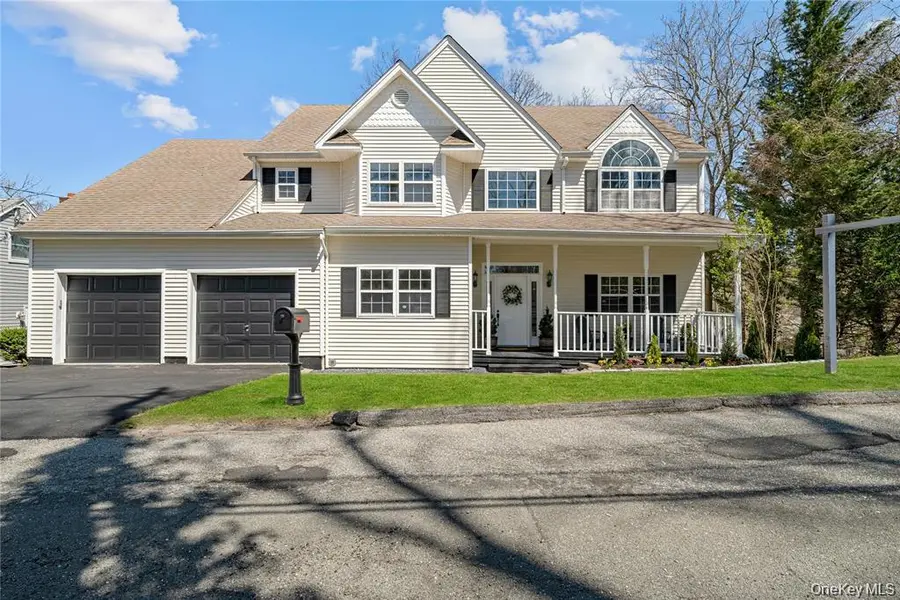 33 Potter LN, Halesite, NY 11743