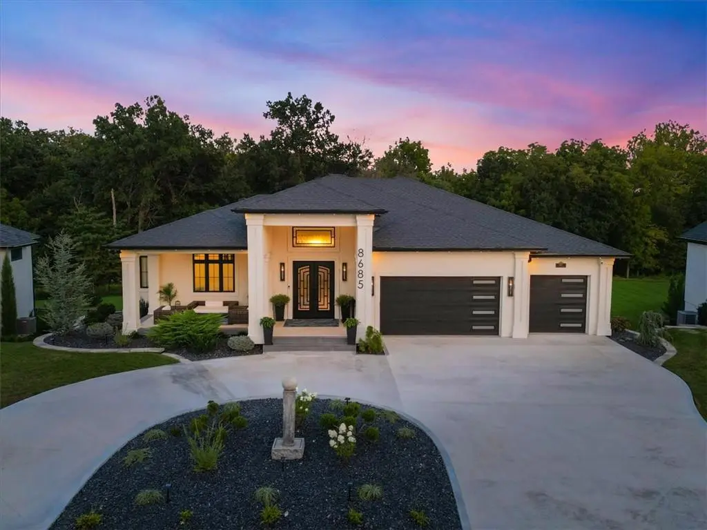 8685 NE Shoal Creek Valley DR, Kansas City, MO 64157
