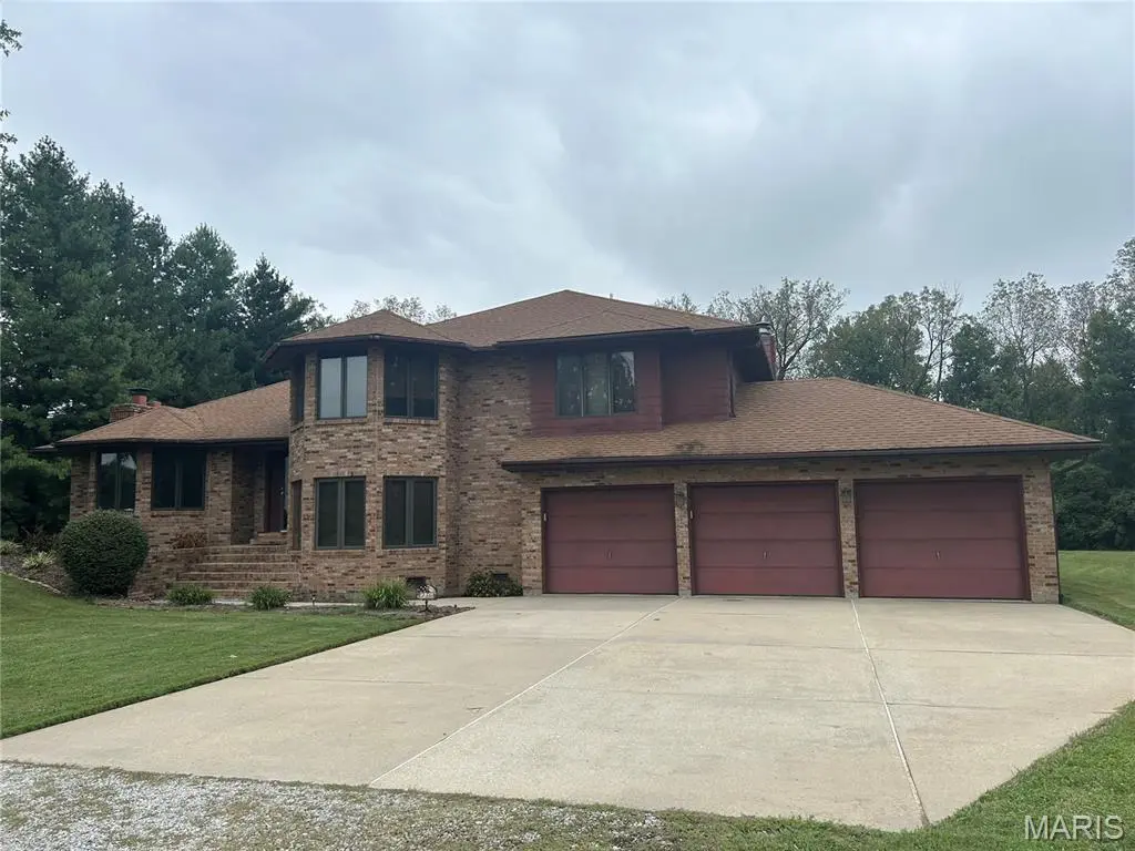 250 Hoffmann LN, Belleville, IL 62226