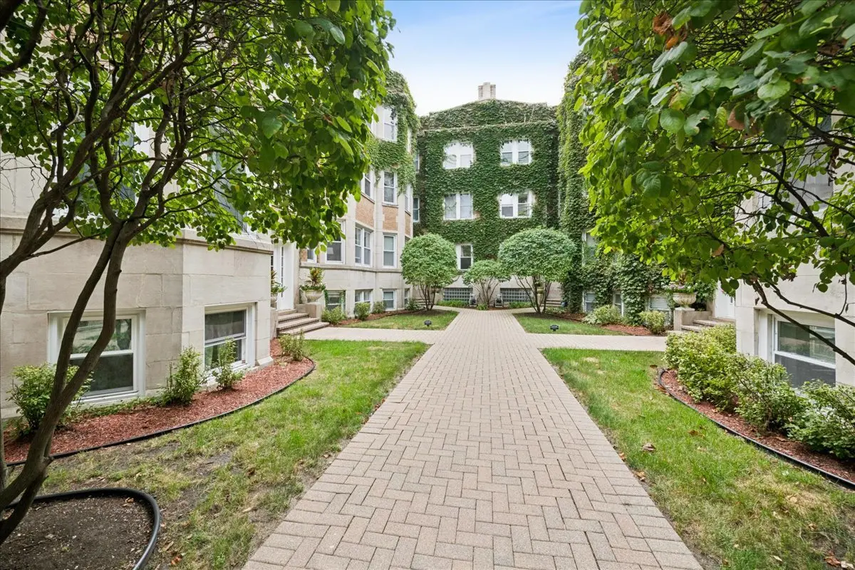 871 W Cornelia AVE #1, Chicago, IL 60657