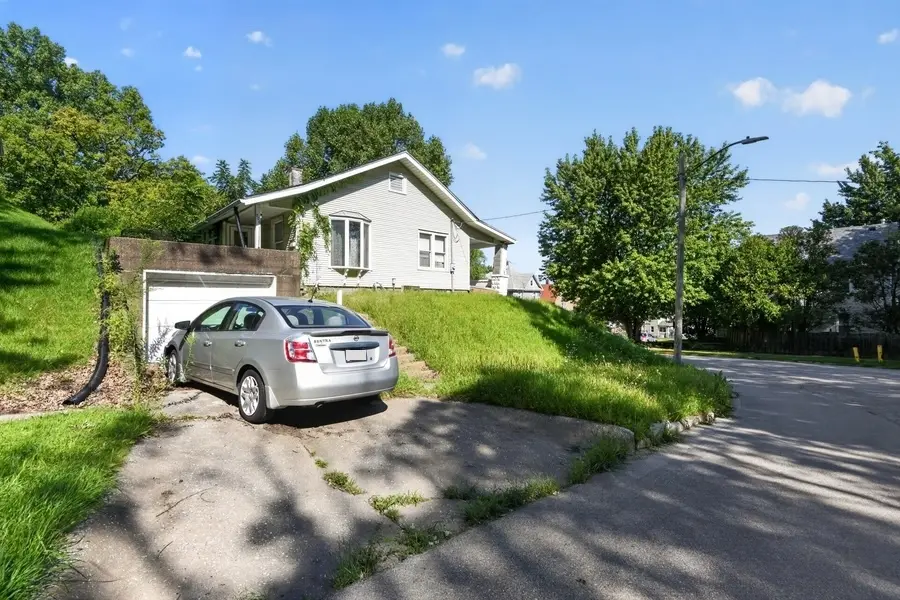 206 8th ST, Silvis, IL 61282