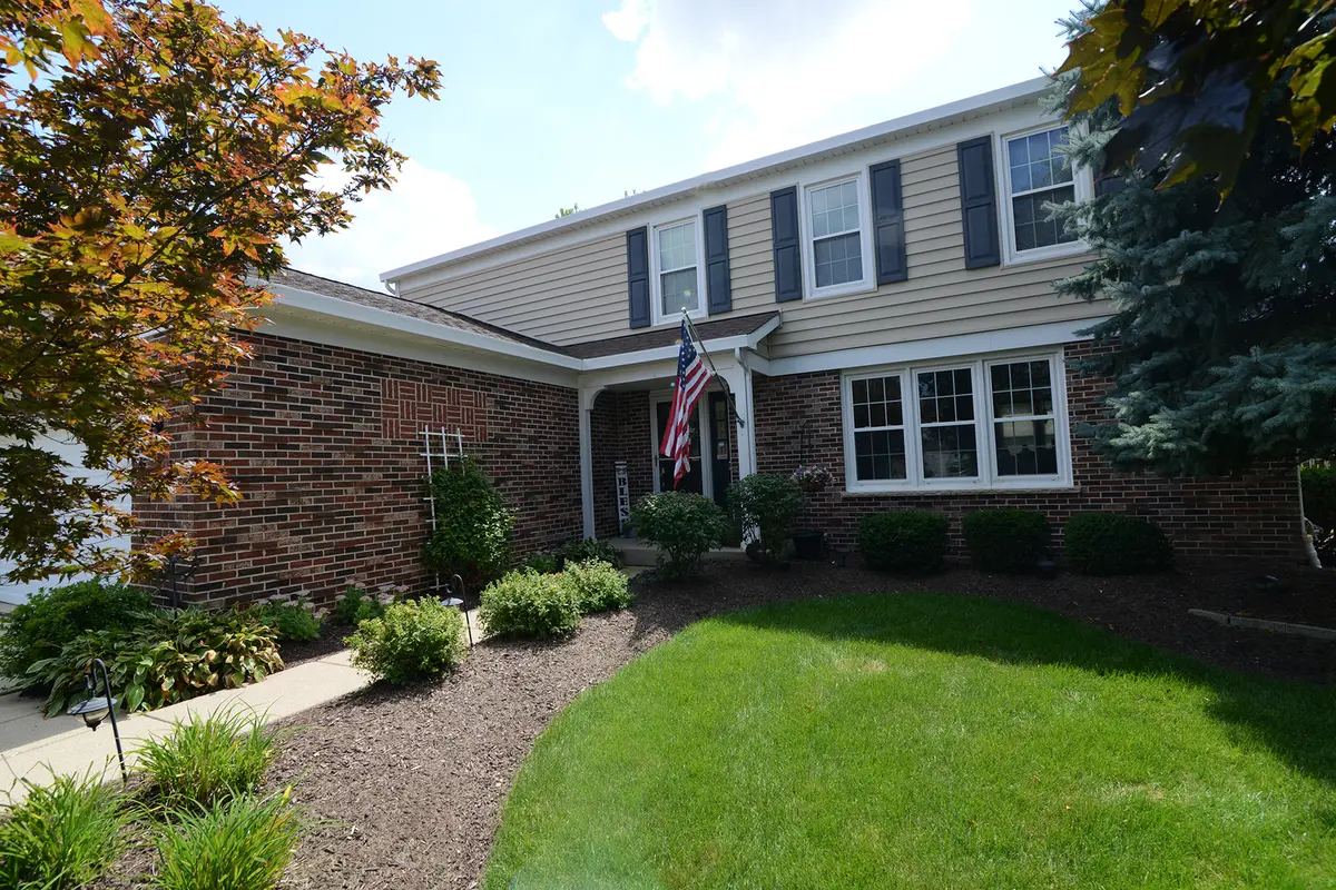 410 Stonewood CIR, Carol Stream, IL 60188