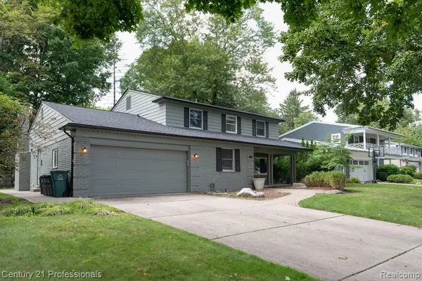 912 S Glenhurst DR, Birmingham, MI 48009