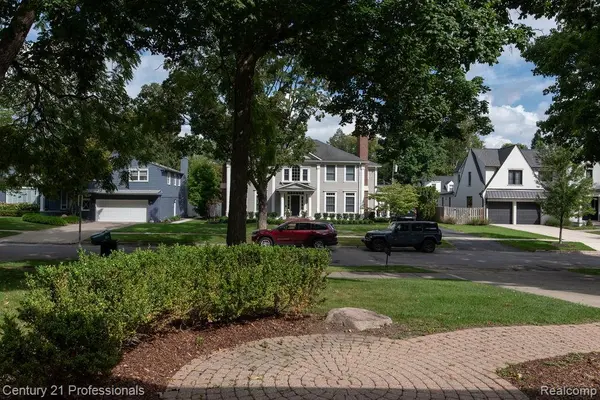 912 S Glenhurst DR, Birmingham, MI 48009