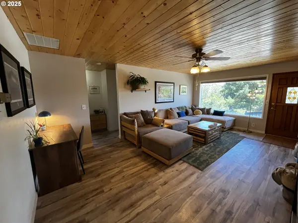 475 BURNHAM AVE, Maupin, OR 97037