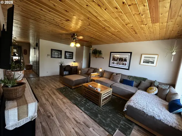 475 BURNHAM AVE, Maupin, OR 97037