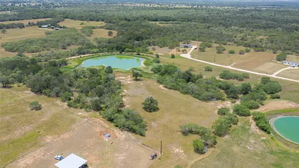 736 CR 421 RD, Waelder, TX 78959
